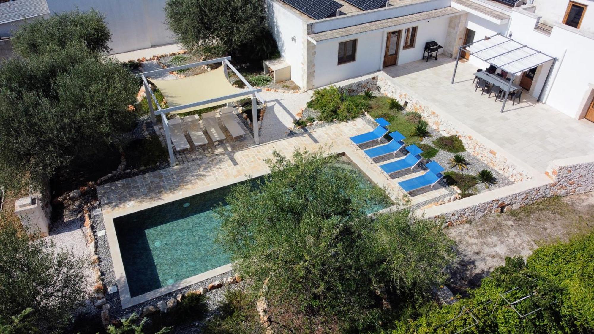 Villa With Trullo And Pool, Алберобело Екстериор снимка