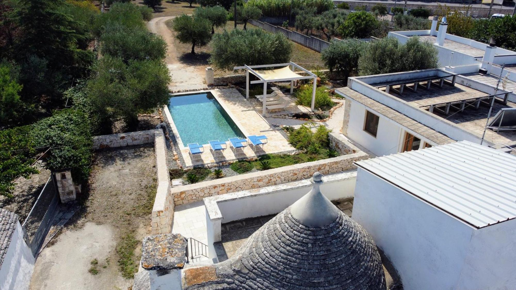 Villa With Trullo And Pool, Алберобело Екстериор снимка