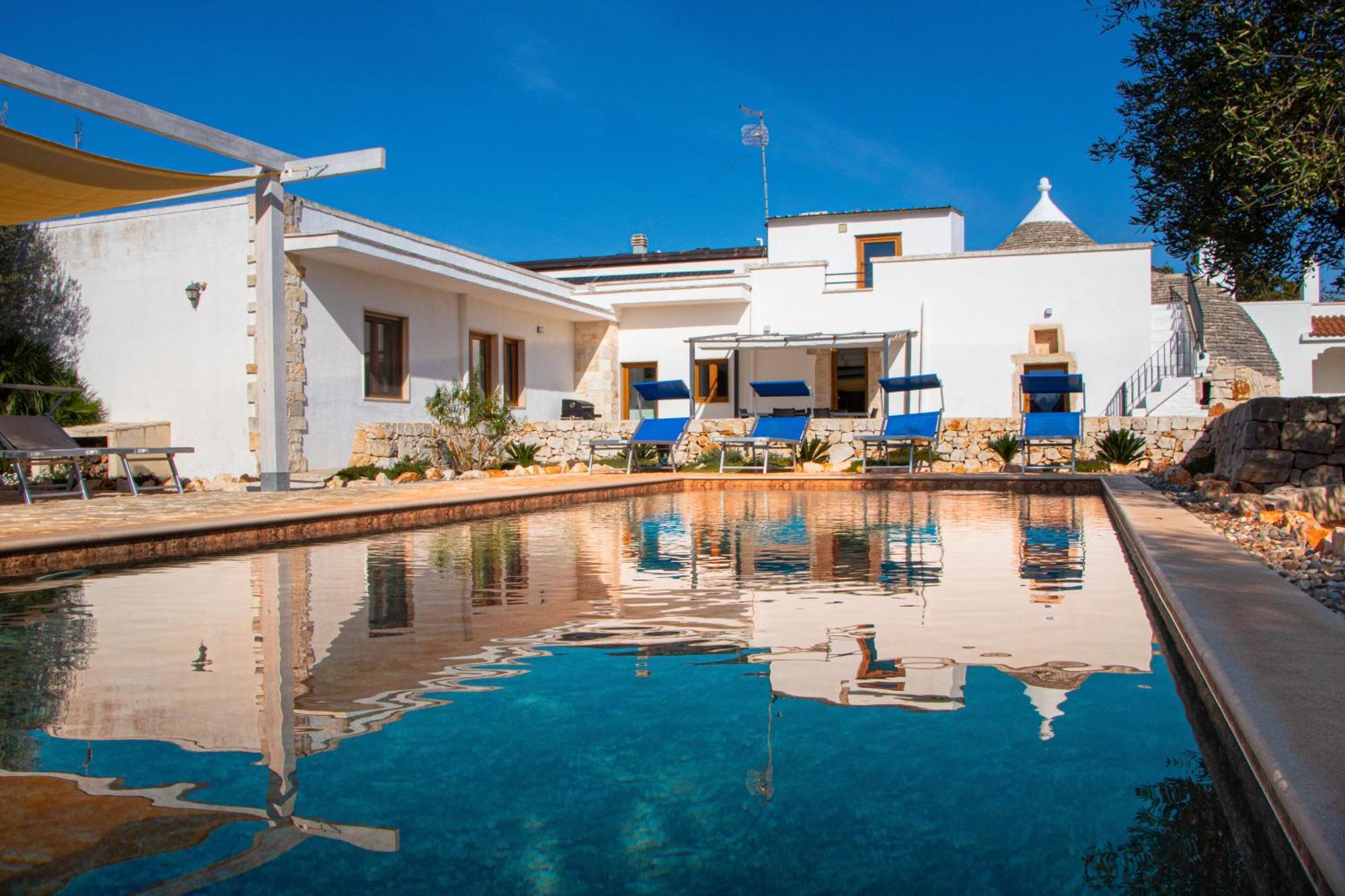Villa With Trullo And Pool, Алберобело Екстериор снимка